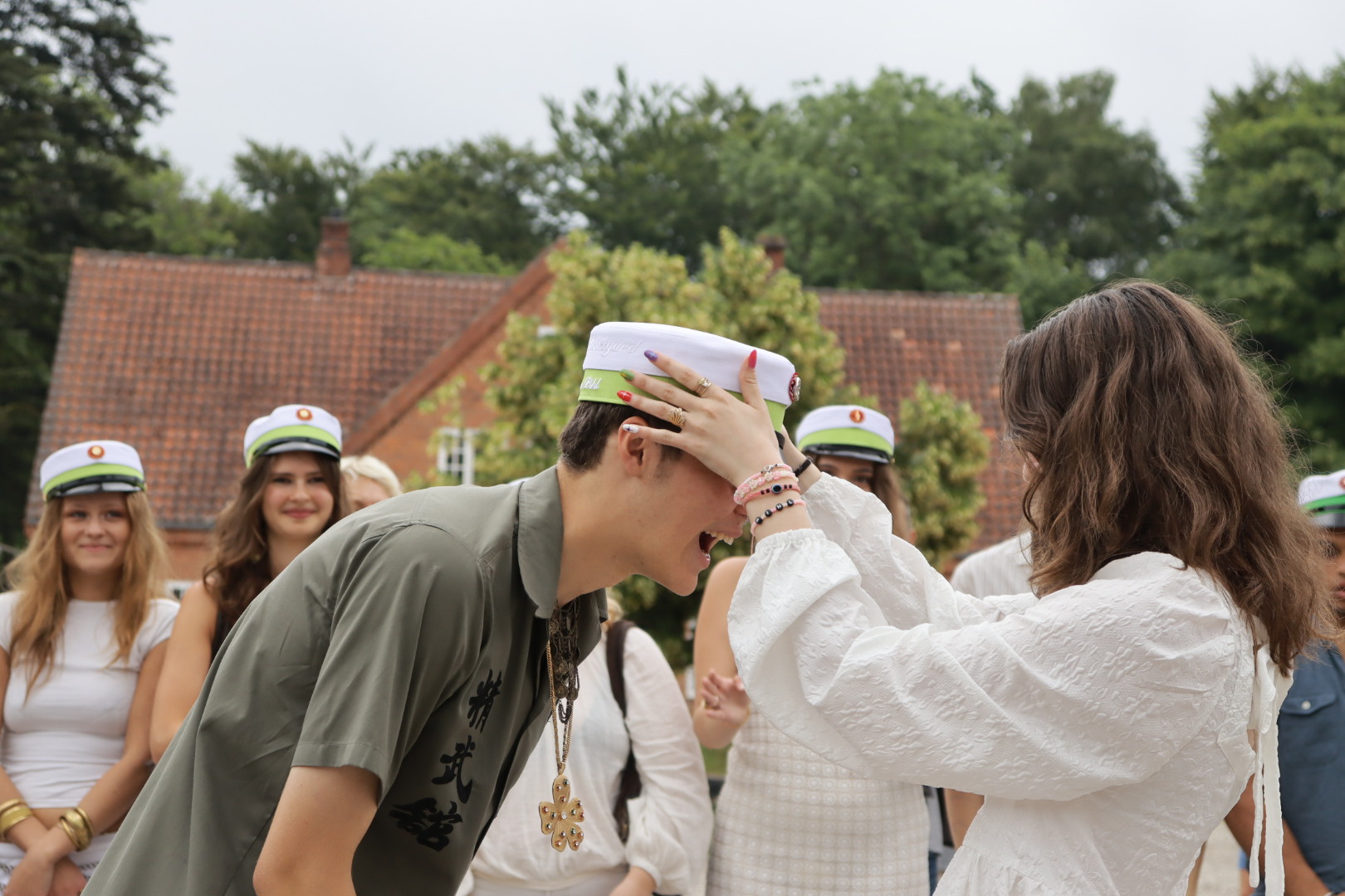 Kan man komme i gymnasiet efter en steinerskole uden karakter og eksamen?